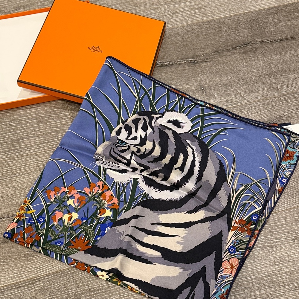 Hermes classic Tyger Tyger 70cm scarf by Alice Shirley - Picture 2 of 4